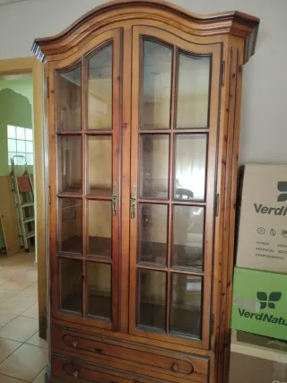 Vitrina de madera de pino con puertas de cristal
