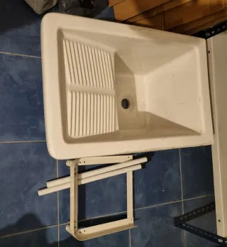 Pila de lavar blanca con soporte