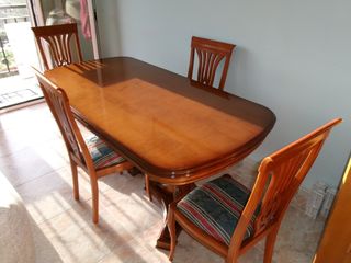 Mesa de comedor de madera antigua