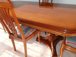 Mesa de comedor de madera antigua