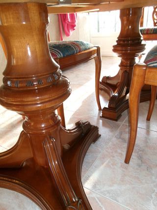 Mesa de comedor de madera antigua