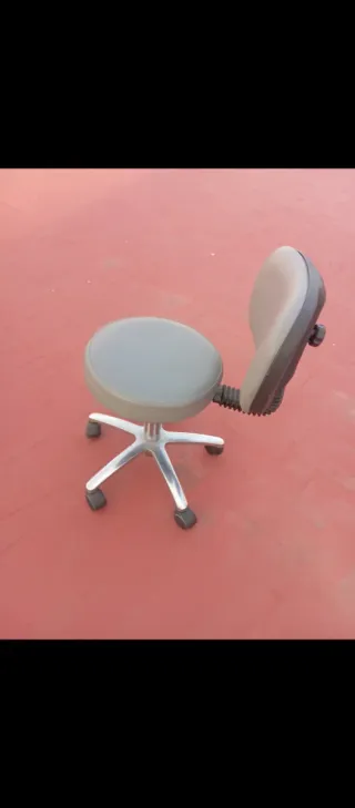 Silla de escritorio gris con ruedas