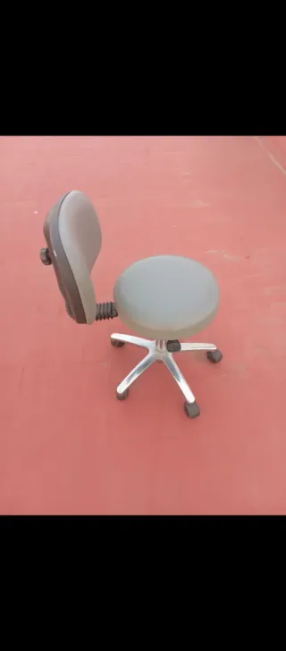 Silla de escritorio gris con ruedas