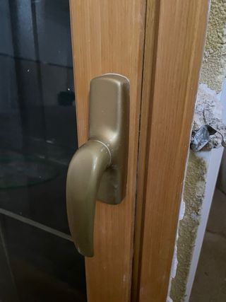 Ventana de aluminio con marco de madera