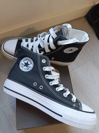 Zapatillas modelo Converse Negras y Blancas