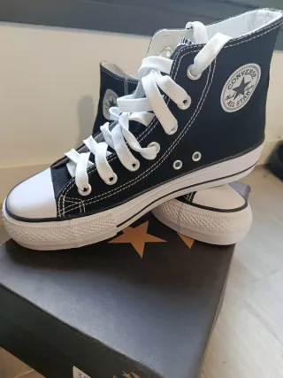 Zapatillas modelo Converse Negras y Blancas