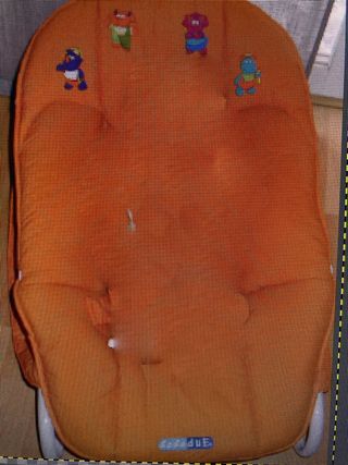 Silla bebé naranja con dibujos