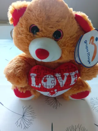 Osito de peluche con corazón LOVE