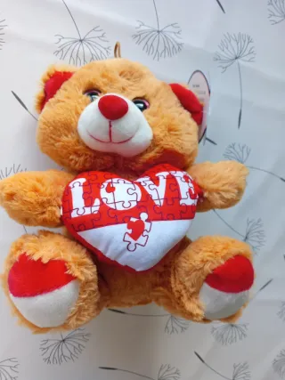 Osito de peluche con corazón LOVE