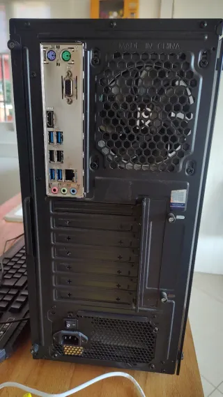 Ordenador de sobremesa negro