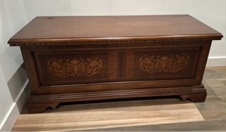 Baúl de madera de palo santo con detalles tallados