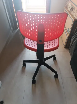 Silla de estudio roja y negra