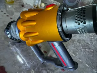 Aspirapolvere portatile Dyson v12 in giallo