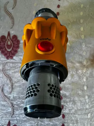 Aspirapolvere portatile Dyson v12 in giallo