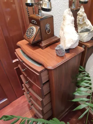 Elegante cajonero de roble macizo