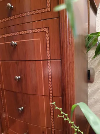 Elegante cajonero de roble macizo