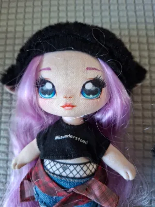 Muñeca Na Na Na Surprise con accesorio