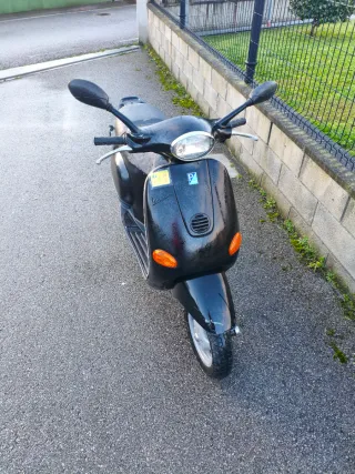 Scooter Piaggio Vespa ET2 Negra