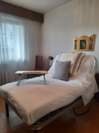 Cama articulada con estructura metálica