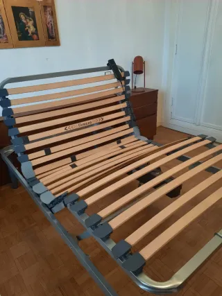 Cama articulada con estructura metálica