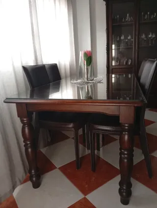 Mesa Comedor Cristal y 4 Sillas Cuero