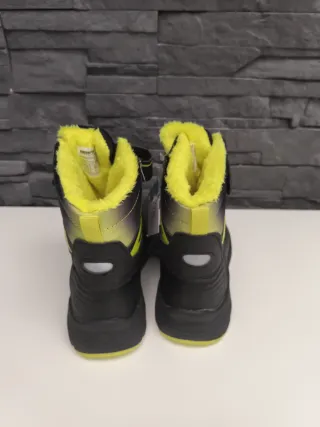 Botas de nieve infantiles negras y amarillas