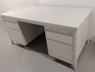 Mesa de oficina metálica blanca. Cajoneras metal.