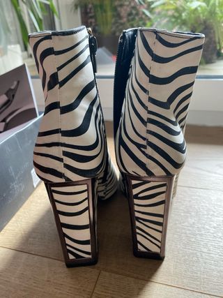 Botines cebra de diseño SIN ESTRENAR.