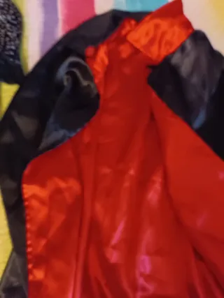 3 complementos disfraces. Peluca, capa, sombrero