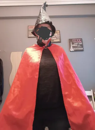 3 complementos disfraces. Peluca, capa, sombrero