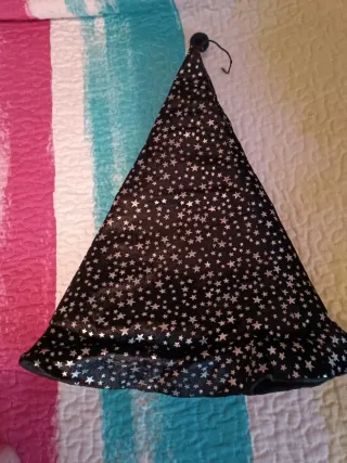 3 complementos disfraces. Peluca, capa, sombrero