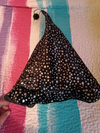 3 complementos disfraces. Peluca, capa, sombrero