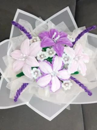 Ramo de flores eternas con limpiapipas.