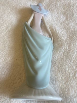 Figura Lladro Mujer con Pamela