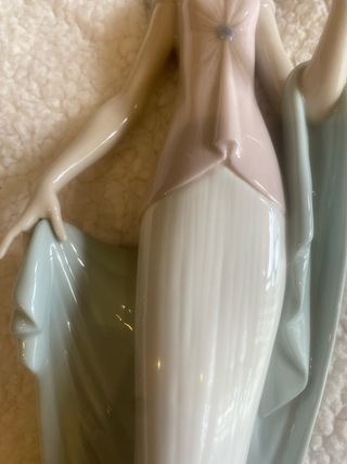 Figura Lladro Mujer con Pamela