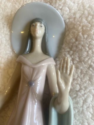 Figura Lladro Mujer con Pamela