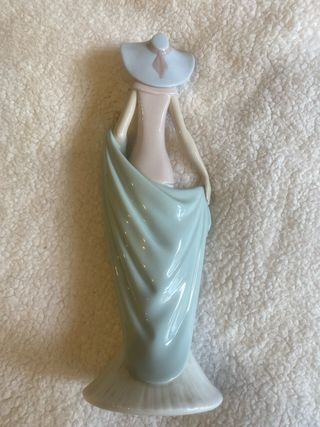 Figura Lladro Mujer con Pamela