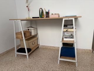 Scrivania in legno e metallo con mensole