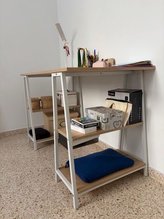 Scrivania in legno e metallo con mensole