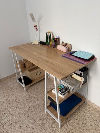 Scrivania in legno e metallo con mensole