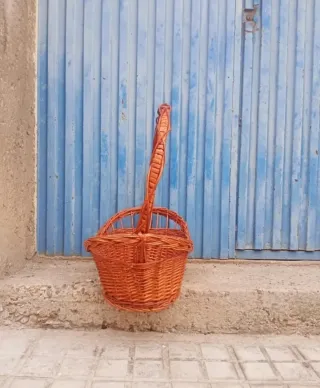 Cesta de mimbre con asa