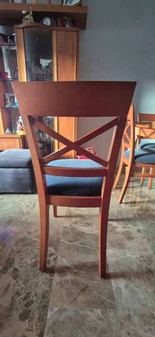 Mesa de comedor y 6 sillas de madera maciza