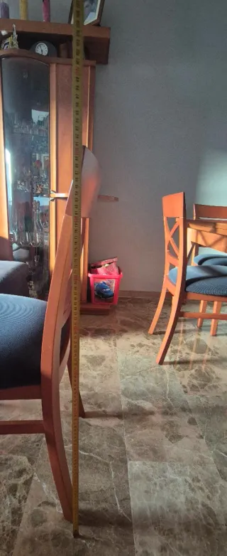 Mesa de comedor y 6 sillas de madera maciza