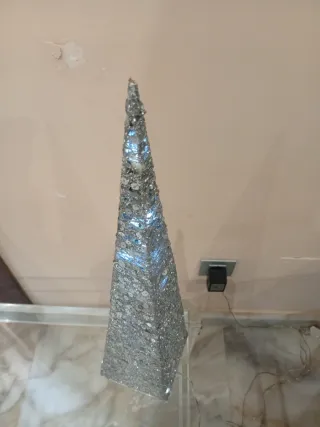 Pirámide decorativa con luz LED
