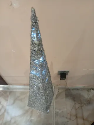Pirámide decorativa con luz LED