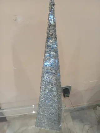 Pirámide decorativa con luz LED