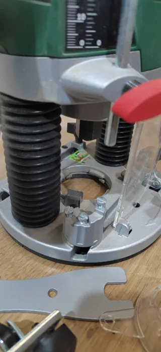 Fresadora Bosch POF 1200 AE (Maletín regalo)