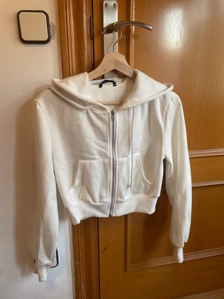 Chaqueta deportiva blanca con cremallera