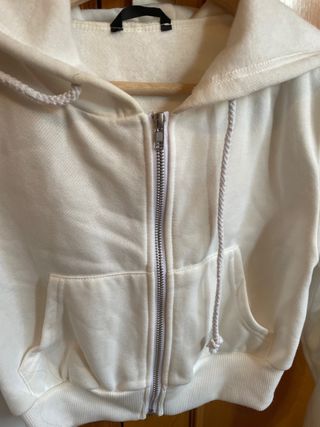 Chaqueta deportiva blanca con cremallera