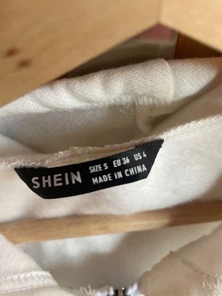 Chaqueta deportiva blanca con cremallera